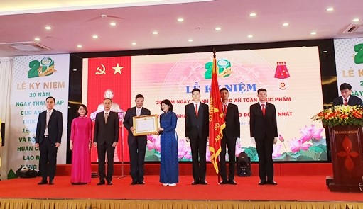 Phó Chủ tịch nước trao tặng Huân chương lao động Huân chương lao động hạng Nhất cho Cục An toàn thực phẩm